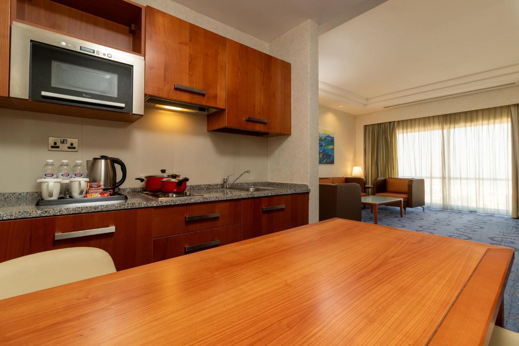 Holiday Inn - Suites Kuwait Salmiya By Ihg Kuwait City Екстер'єр фото